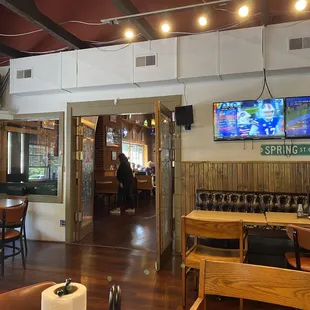 Back area with TV&apos;s