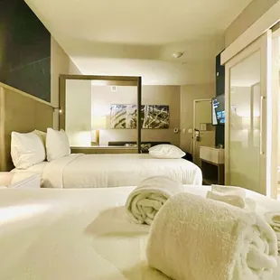 Spacious Two Queen Beds In Room