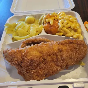 Fish plate with Mac n cheese and cabbage