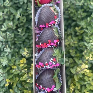 5 strawberries 1 rose $25