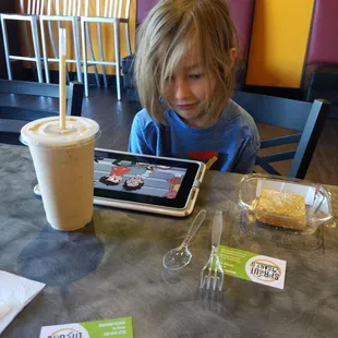 Banana pudding smoothie and lemon bar