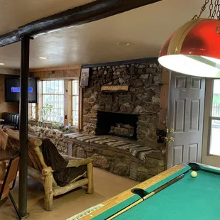 Hanging out playing beer and having a pool.