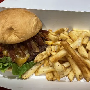 Bacon BBQ cheeseburger, that's a lot of bacon, Square 1 Burger, Tampa Airport