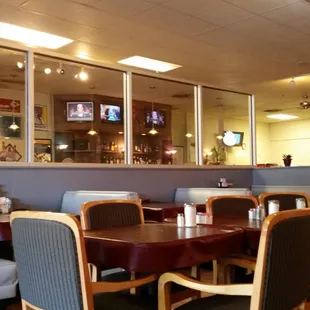 Full bar and retro furnishings.