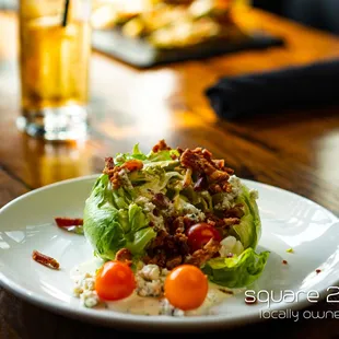 LE WEDGE Iceberg, bacon, bleu cheese, tomato, ranch dressing