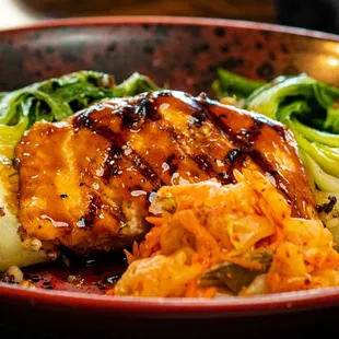 SQUARE SALMON BOWL
 Choice of Protein, ancient grains, bok choy, carrots, herb roasted tomatoes, wild mushrooms, ponzu and sweet chili sauce