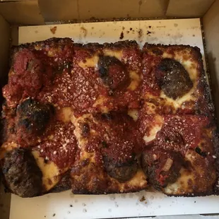 Mama's Meatball Pizza