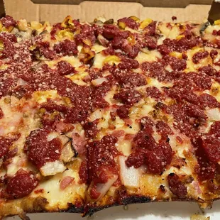 Large square, half had onion, ham &amp; sausage, the other has pineapple, mushroom, &amp; mild peppers.