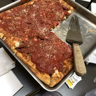 Pizza with pepperoni sausage and mushrooms.