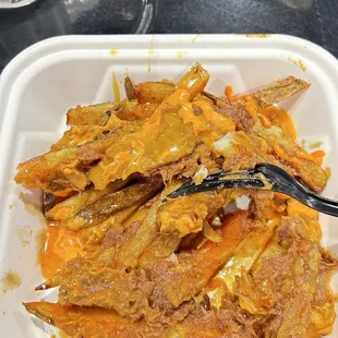 Loaded fries with pulled jackfruit, vegan cheese sauce and vegan bacon