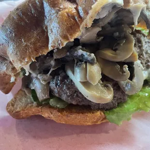 Squeeze burger with blue cheese and mushrooms