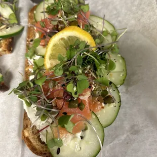 Smoke salmon toast