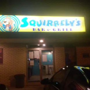 the front of a restaurant at night