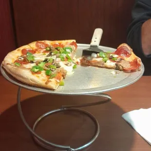 Squisto pizza-- pepperoni, mushroom, sausage, onions, green peppers &amp; Squisto pizza sauce