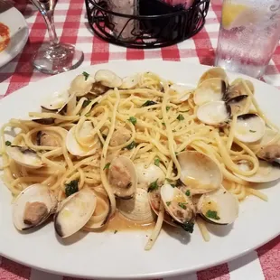 clams and linguini with white sauce