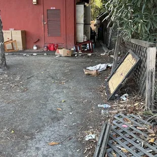 I wouldn't trust a restaurant's kitchen at a place that is this filthy outside.