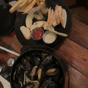 Mussels with original sauce, comes with fries.