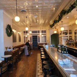 the bar and dining area of a restaurant