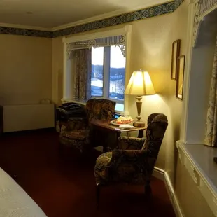 5 Drawer dresser, flat screen TV, small complimentary water bottles and 2 windows with River views