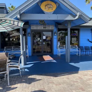 Entrance coming from the parking lot