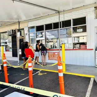 The cones and yellow caution tape marking how to get into the Order line.
