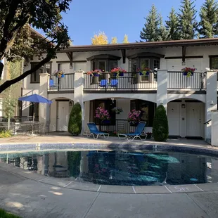 Pool/jacuzzi (heated fo 92 degrees!)