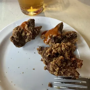 Fried chicken livers with hot sauce and a Kona Wave brew