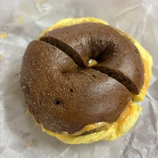 Pumpernickel bagel with egg and cheddar