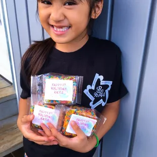 These Fruity Pebbles cereal bars were perfect favors for my daughter's classmates!