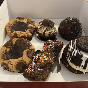 Brownie/chocolate chip cookie, peanut butter gluten-free, chocolate gluten-free, brownie bar with sprinkles and the Big Boy Oreo.