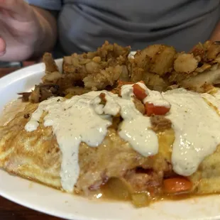 Chicken Fajita omelette (3.5/5) taziki sauce on top