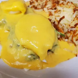 Two poached eggs on ham and English muffin with our home made hollandaise sauce drizzled over the top. Served with Hash Browns