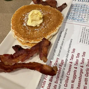 Kid&apos;s pancakes with bacon