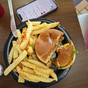 Cheeseburger with crinkle fries