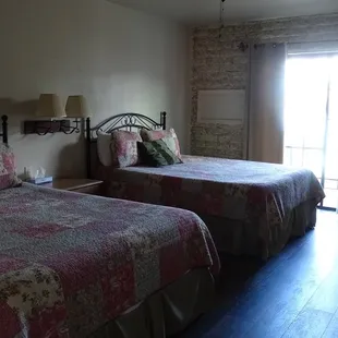 Clean, hardwood floors, very nice, even a rocking chair