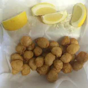 small side of scallops served with lemon