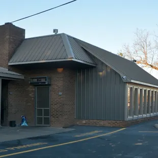 the outside of the restaurant