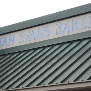 the sign for stan evans bakery