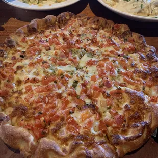 Margherita Pizza, fettuccine Alfredo.