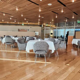 Not crowded at 2. Few entrees options.