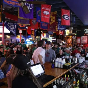 a crowd of people sitting at a bar