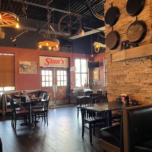 Although this is Stan&apos;s after its makeover, one can see where a little place called Cracker Barrel got its ideas about dining decor!