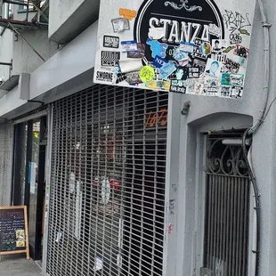 No outdoor seats. Closed by 3pm Mon. Standard menu. Near many shops on Haight St. Outdoors isn&apos;t the cleanest.