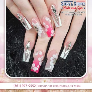 Transform your nails into a blooming garden with our exquisite art nail designs featuring beautiful flowers!