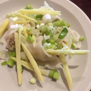 Steamed dumplings garnished with cebolla verde and jengibre (green onions and ginger)