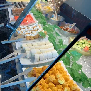 lot's selection and good prices .