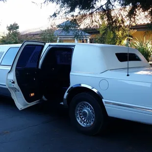 Lincoln Town Car Stretch Limo (White)