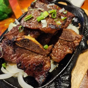 a plate of steak and onions