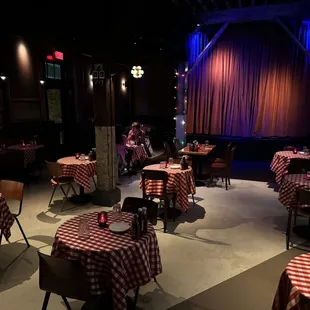 dining room entertainment at 9pm