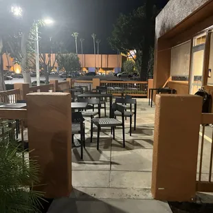 Outside seating across from El Pollo Loco &amp; Home Depot